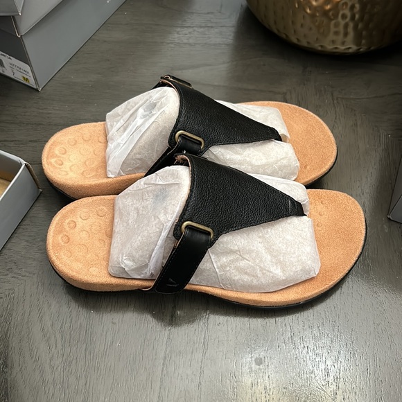 Vionic Wanda Women's Leather T-Strap Supportive Sandal WIDE - Picture 8 of 12